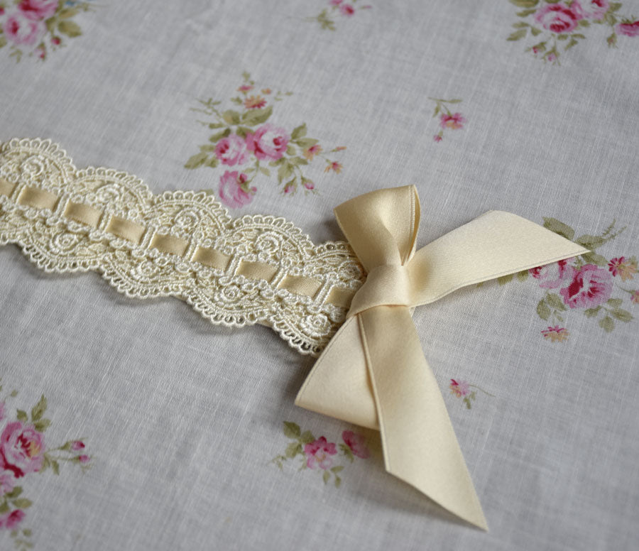 Scalloped Rose Ladder Lace Headdress