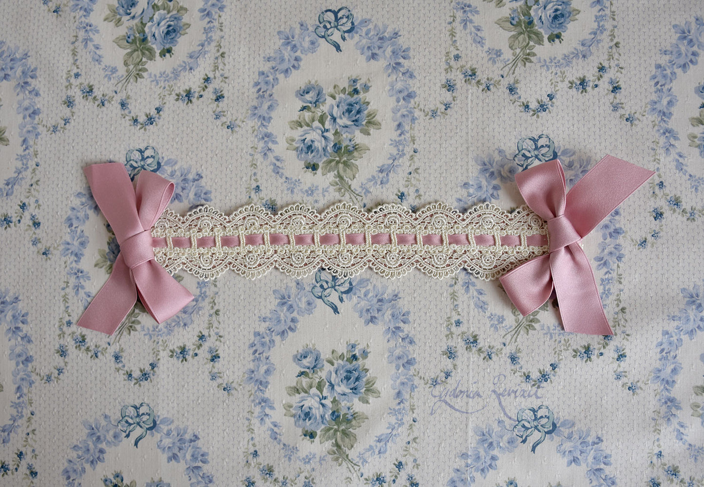 Scalloped Rose Ladder Lace Headdress