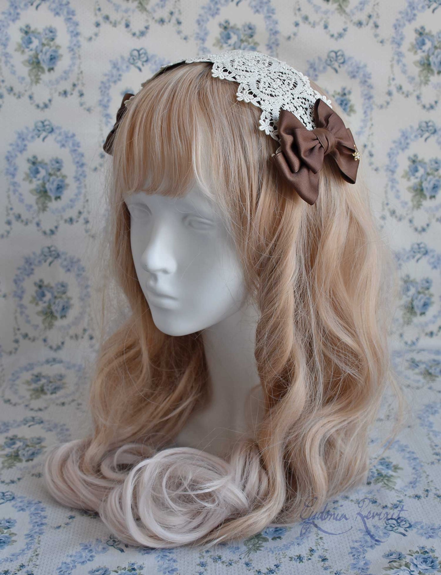 Blumendansen Lace Headdress