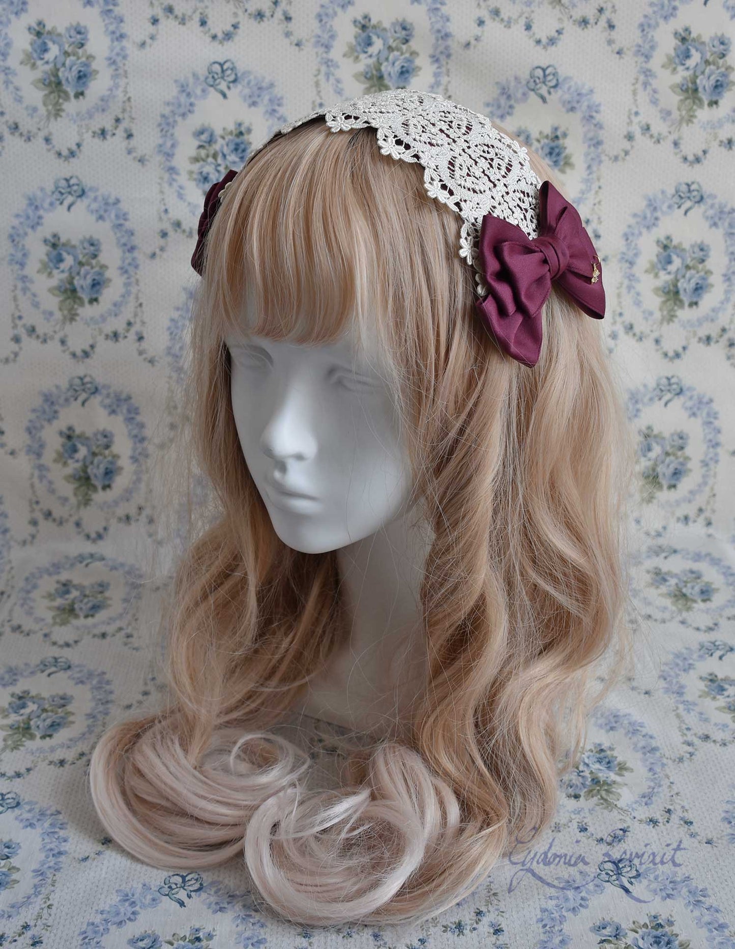 Blumendansen Lace Headdress